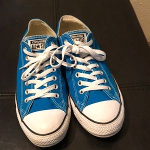 Unisex converse. Men’s size 9 women’s size 11.